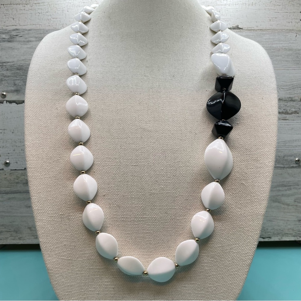 Beautiful Vintage Unsigned Gold Tone Black White Acrylic Lucite Beaded Necklace